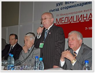 Приветствие съезду. В президиуме (слева направо)  акад.АН Украины Д.И.Заболотный, акад.Ю.М.Овчинников,  проф.Ю.К.Янов, член-корр.РАМН М.Р.Богомильский.